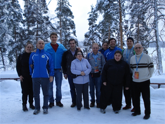 tutto il gruppo sulla neve fresca insieme al tutor Mixu (da sinistra:Angela C.-Mao-Francesco-Domenico-Alessandra (davanti)-Maurizio R.-Coccolina-Coccolino-Monica(davanti), Mixu-Eugenio(davanti)
